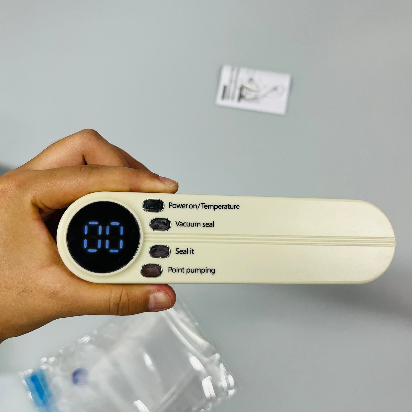 Household mini touch-screen wireless vacuum sealer, rechargeable kitchen vacuum packaging machine for food bags.